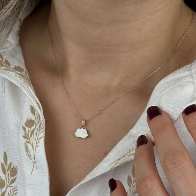 14 Ayar Altın Lotus Kolye – Beyaz Mineli Zarif Tasarım