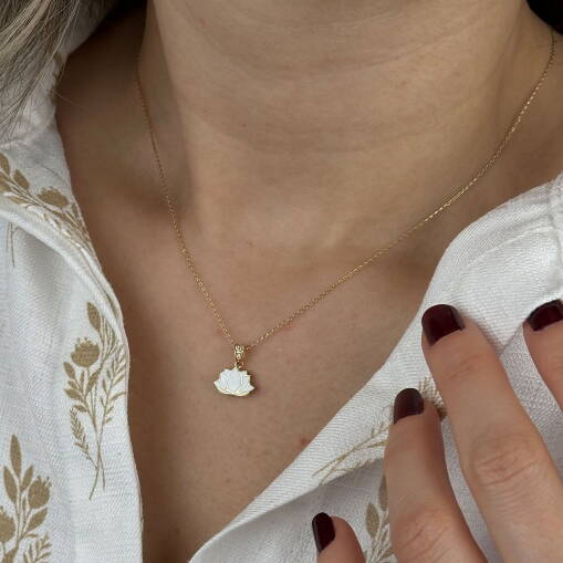 14 Ayar Altın Lotus Kolye – Beyaz Mineli Zarif Tasarım - 1