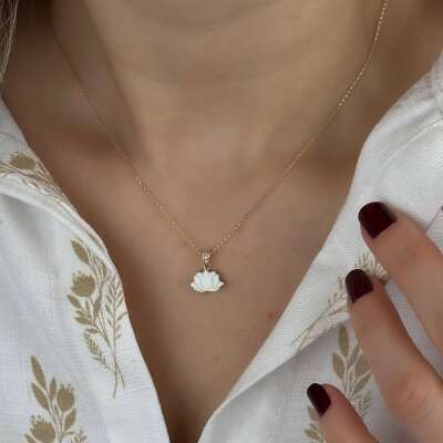 14 Ayar Altın Lotus Kolye – Beyaz Mineli Zarif Tasarım - 3