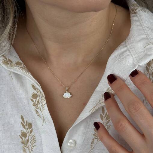 14 Ayar Altın Lotus Kolye – Beyaz Mineli Zarif Tasarım - 5