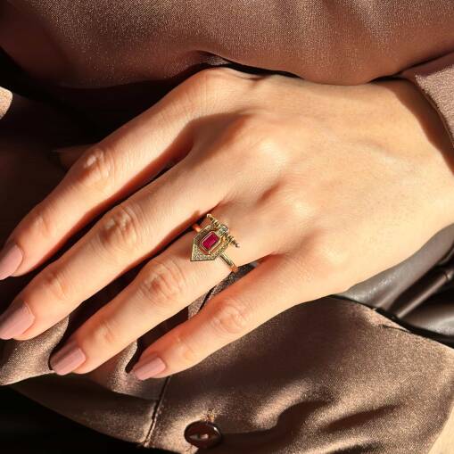 14 Ayar Altın Vintage Yüzük: Pembe Taşlı Ruby Şıklığı - 1