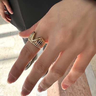 14k Altın V İstiridye Doku Yüzük