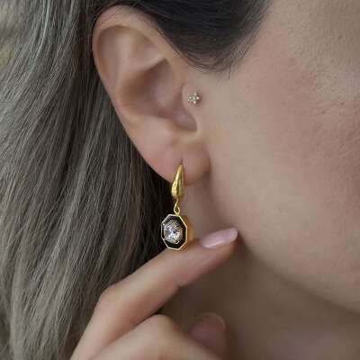 22 Ayar Sallantılı Siyah Mineli Tektaş Küpe – Zarif Altın Şıklığı - 2