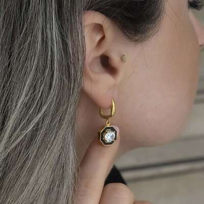 22 Ayar Sallantılı Siyah Mineli Tektaş Küpe – Zarif Altın Şıklığı - 3