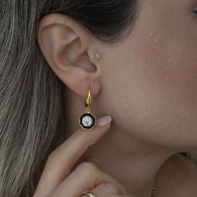 22 Ayar Sallantılı Siyah Mineli Tektaş Küpe – Zarif Altın Şıklığı - 4