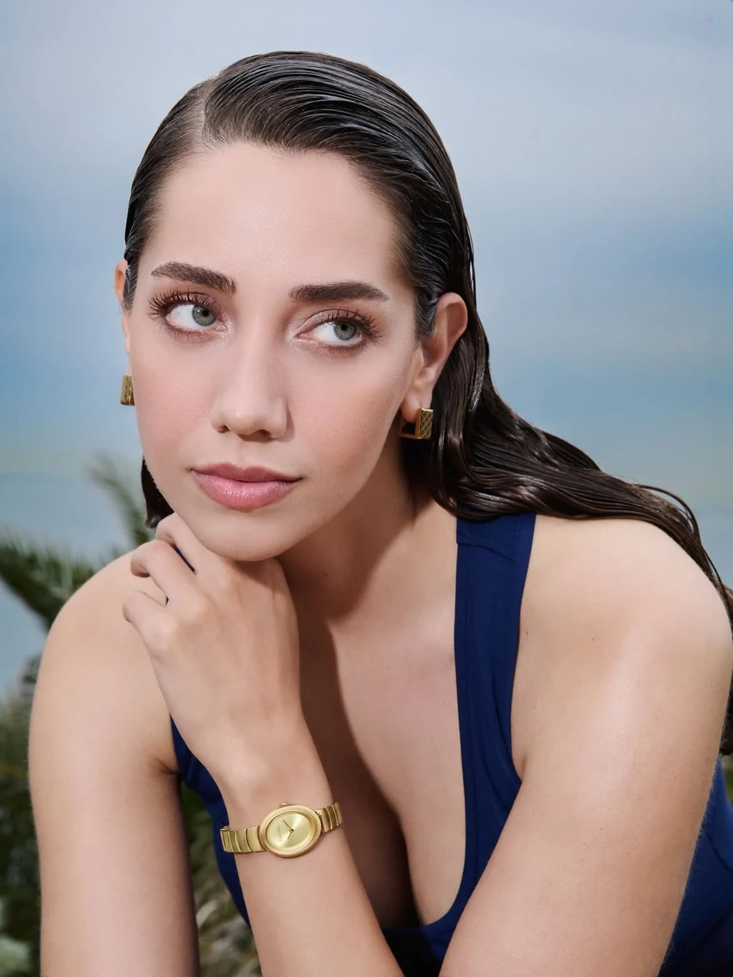 Mavi kıyafetle kombinlenen altın tonlu Calvin Klein kadın kol saati
