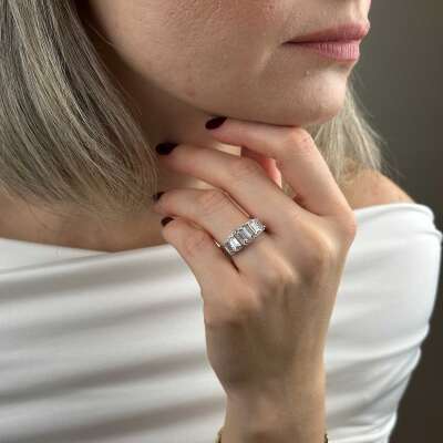 14 Ayar Beyaz Altın Yüzük – 3 Taş Baget Zirkon