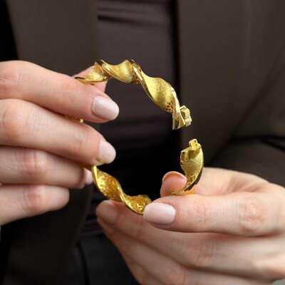 22 Ayar Altın Burgu Kelepçe – Mat & Kumlu Şık Tasarım - 5