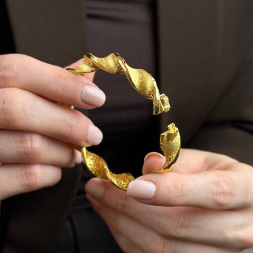 22 Ayar Altın Burgu Kelepçe – Mat & Kumlu Şık Tasarım - 5