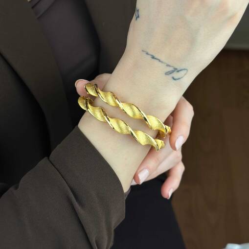 22 Ayar Altın Burgu Kelepçe – Mat & Kumlu Şık Tasarım - 4