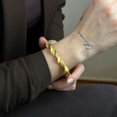 22 Ayar Altın Burgu Kelepçe – Mat & Kumlu Şık Tasarım - 2