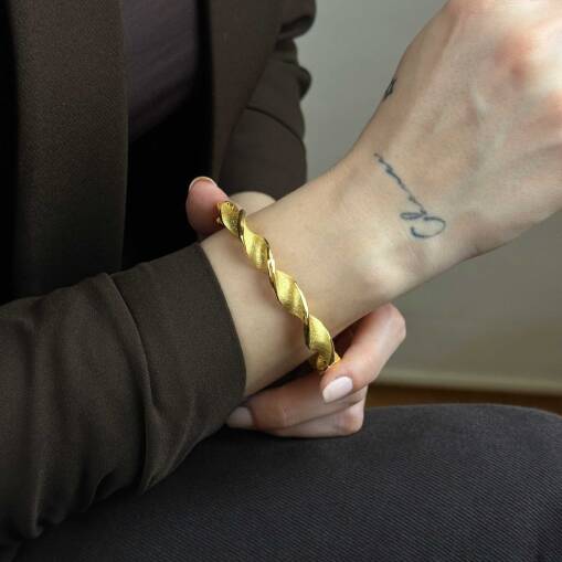 22 Ayar Altın Burgu Kelepçe – Mat & Kumlu Şık Tasarım - 2