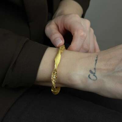 22 Ayar Altın Burgu Kelepçe – Mat Simli Zarif Tasarım - ENGİNGOLD SED