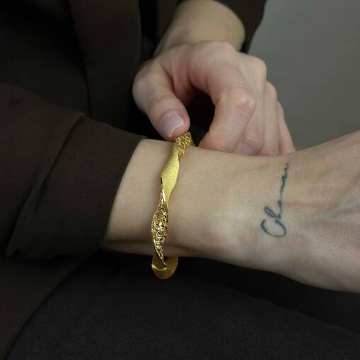 22 Ayar Altın Burgu Kelepçe – Mat Simli Zarif Tasarım - 1