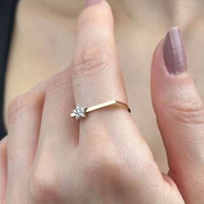 Çiçek Taşlı Eklem Yüzük – 14 Ayar Altın Zarif Tasarım - ENGİNGOLD PİA