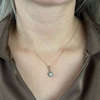 Şık 14 Ayar Altın Çiçek Kolye – Elmas Montür Işıltısı - ENGİNGOLD ROZ