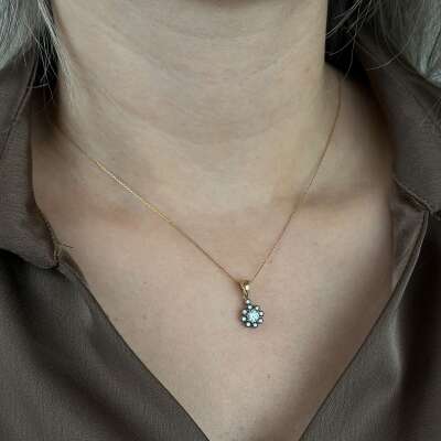 Şık 14 Ayar Altın Çiçek Kolye – Elmas Montür Işıltısı - 2