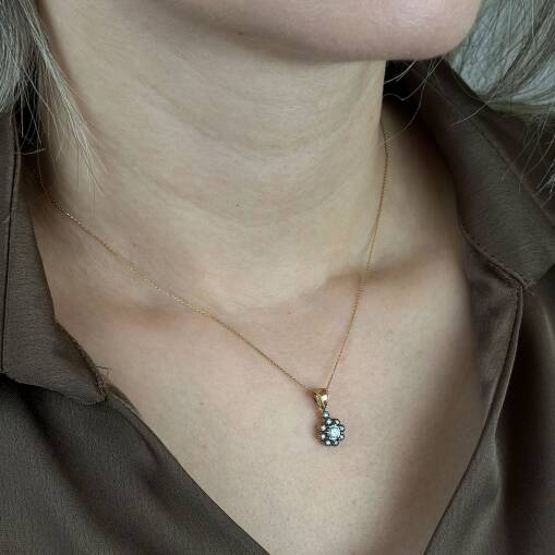 Şık 14 Ayar Altın Çiçek Kolye – Elmas Montür Işıltısı - 3