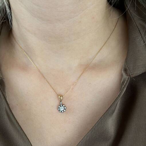 Şık 14 Ayar Altın Çiçek Kolye – Elmas Montür Işıltısı - 4