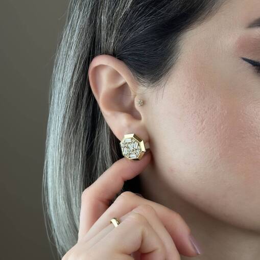 14 Ayar Altın Baget Taşlı J Küpe – Modern Şıklık - 2