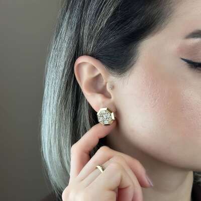 14 Ayar Altın Baget Taşlı J Küpe – Modern Şıklık - 3