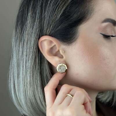 14 Ayar Altın Baget Taşlı J Küpe – Modern Şıklık - 4