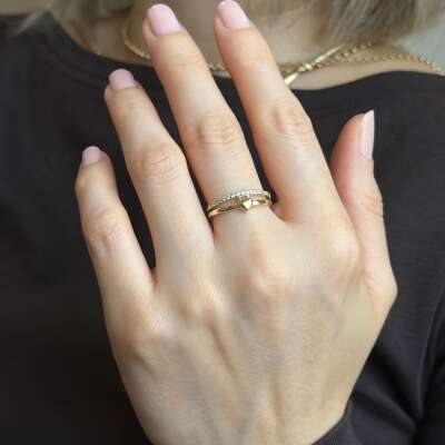 14 Ayar Altın Taşlı Kalp Yüzük – Modern ve Şık