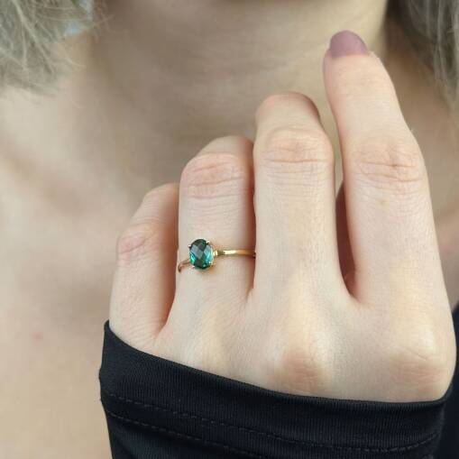 Yeşil Oval Taşlı 14 Ayar Altın Yüzük – Lüks ve Zarif Tasarım - 1